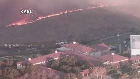 El edificio está situado en un cerro con vistas impresionantes del entorno, y detrás de la biblioteca hay una reconstrucción del césped de la Casa Blanca, donde está un pedazo auténtico del muro de Berlín en exhibición.