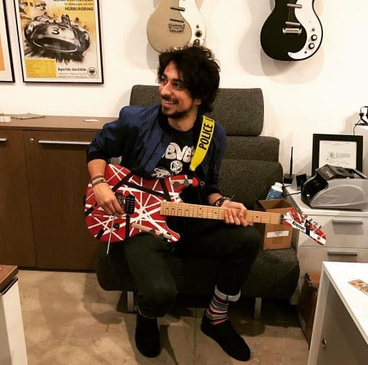 Harold heredó la vena artística de su madre. Es músico y tiene una banda de música electrónica llamada Glow Team.