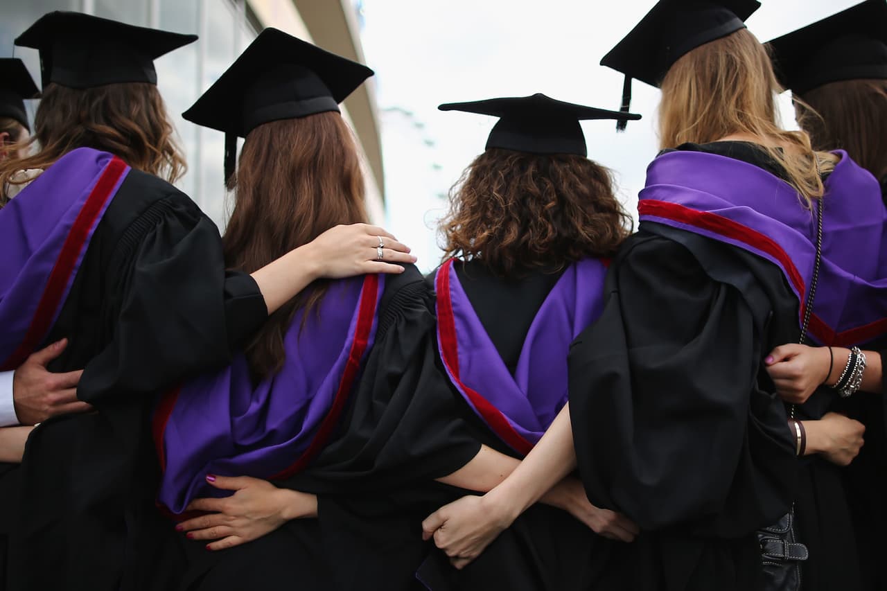 Estudiantes universitarios durante una ceremonia de graduación.