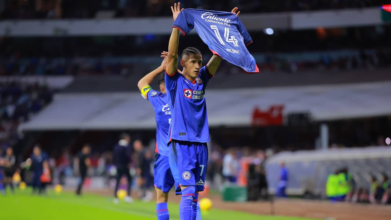 La dedicatoria de Uriel Antuna tras su gol en el Cruz Azul vs.  Chivas