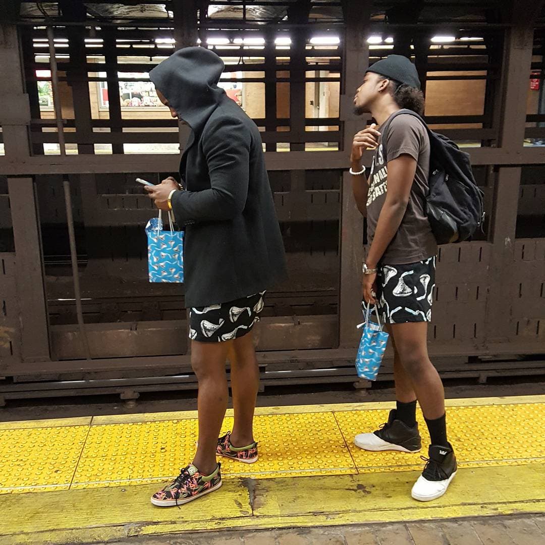 Miles de personas alrededor del mundo celebraron ayer el Día Sin Pantalones. ¿El reto? Montarse al metro sin pantalones.