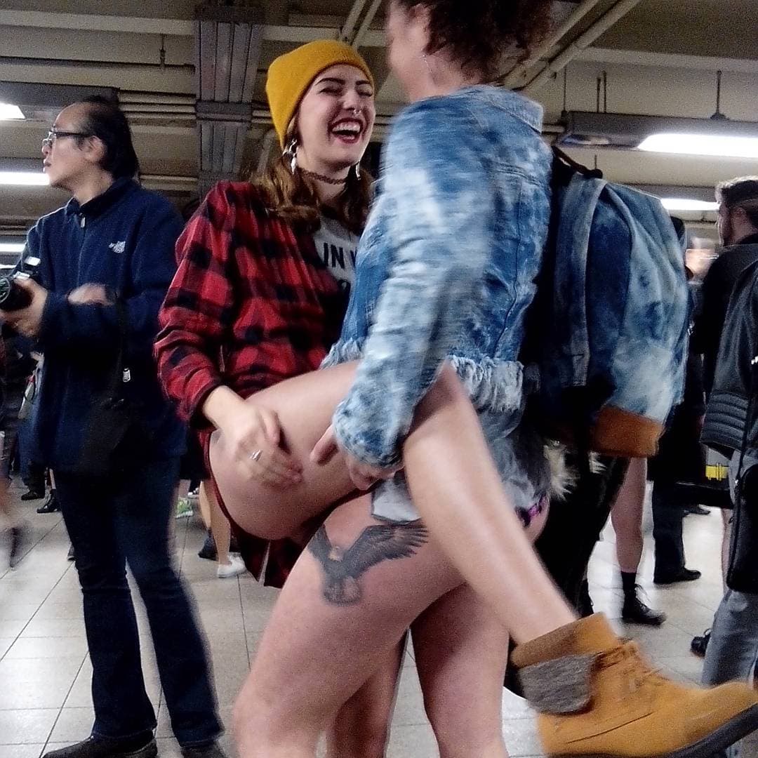 Miles de personas alrededor del mundo celebraron ayer el Día Sin Pantalones. ¿El reto? Montarse al metro sin pantalones.