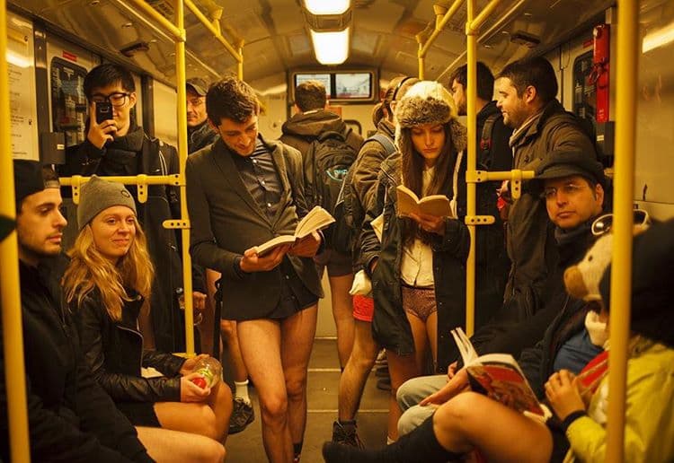 Miles de personas alrededor del mundo celebraron ayer el Día Sin Pantalones. ¿El reto? Montarse al metro sin pantalones.