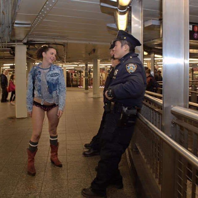 Miles de personas alrededor del mundo celebraron ayer el Día Sin Pantalones. ¿El reto? Montarse al metro sin pantalones.