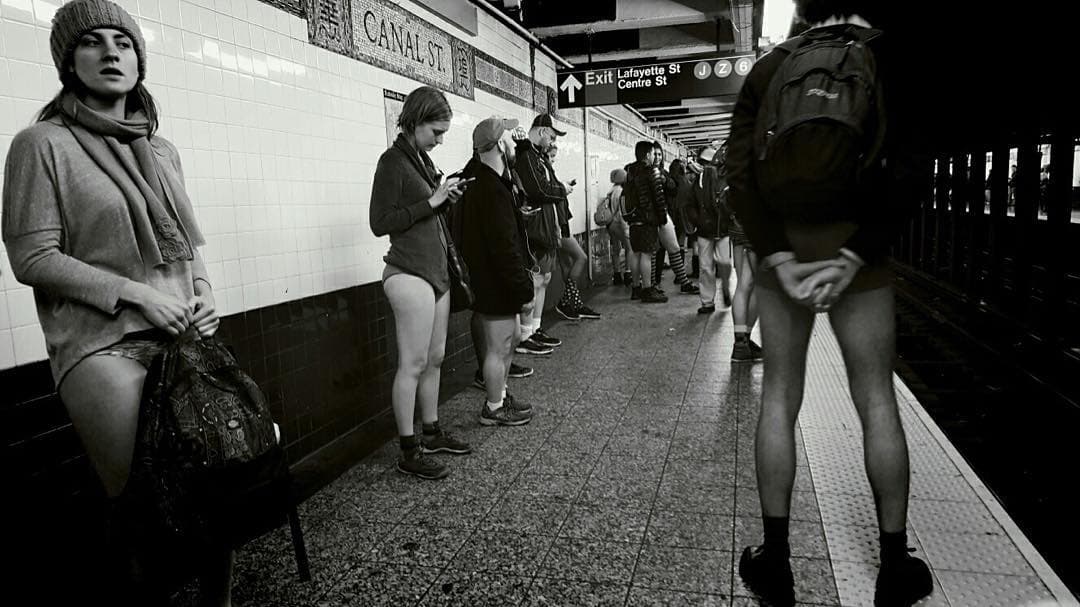 Miles de personas alrededor del mundo celebraron ayer el Día Sin Pantalones. ¿El reto? Montarse al metro sin pantalones.