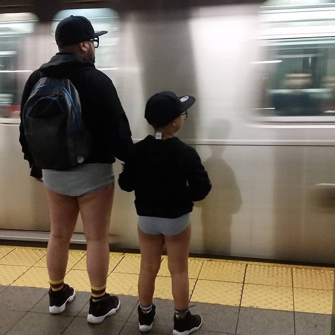 Miles de personas alrededor del mundo celebraron ayer el Día Sin Pantalones. ¿El reto? Montarse al metro sin pantalones.