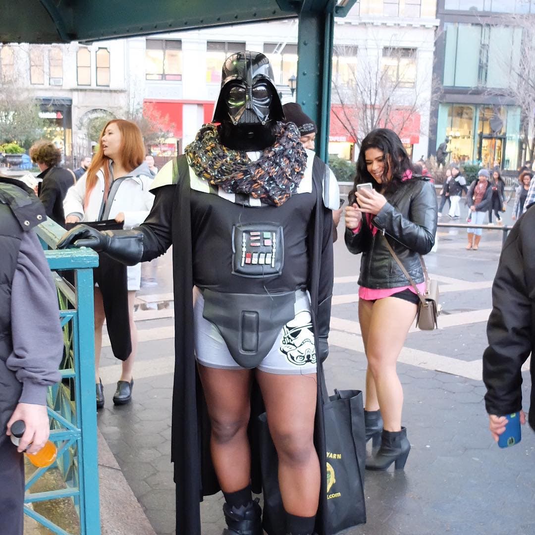 Miles de personas alrededor del mundo celebraron ayer el Día Sin Pantalones. ¿El reto? Montarse al metro sin pantalones.