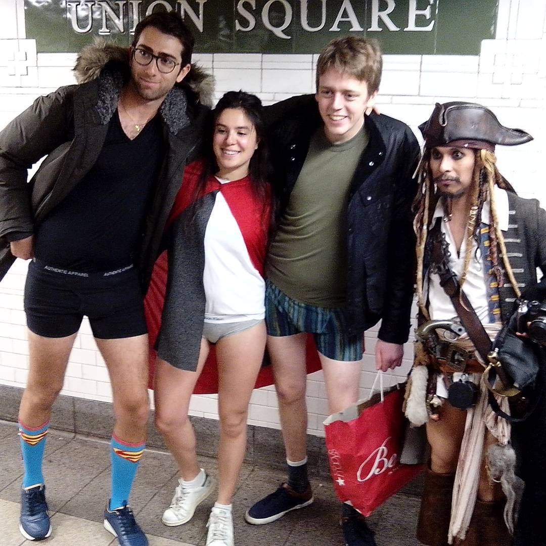 Miles de personas alrededor del mundo celebraron ayer el Día Sin Pantalones. ¿El reto? Montarse al metro sin pantalones.