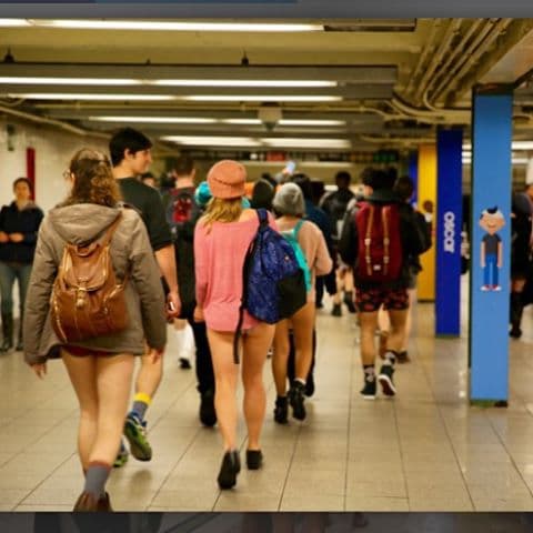 Miles de personas alrededor del mundo celebraron ayer el Día Sin Pantalones. ¿El reto? Montarse al metro sin pantalones.