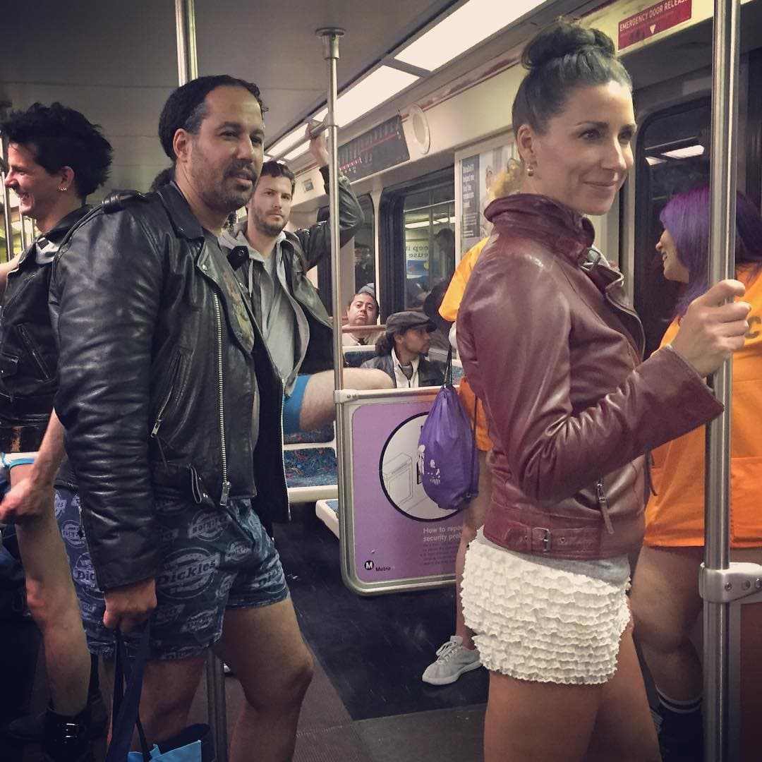 Miles de personas alrededor del mundo celebraron ayer el Día Sin Pantalones. ¿El reto? Montarse al metro sin pantalones.