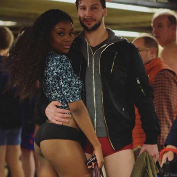 Miles de personas alrededor del mundo celebraron ayer el Día Sin Pantalones. ¿El reto? Montarse al metro sin pantalones.