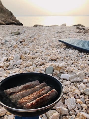 <b>6.</b> En el puesto sexto aparece nuevamente un platillo proveniente de Europa, específicamente de 
<b>Bosnia y Herzegovina, el Ćevapi.</b> Esta comida consiste en rollos de carne condimentados con especias y cebollas y se piensa que tiene su origen en la antigua Persia.