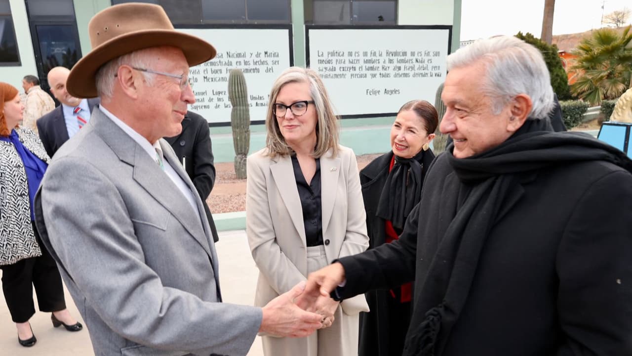 El presidente de México se reúne con la gobernadora de Arizona y funcionarios de ambos países en Nogales, México