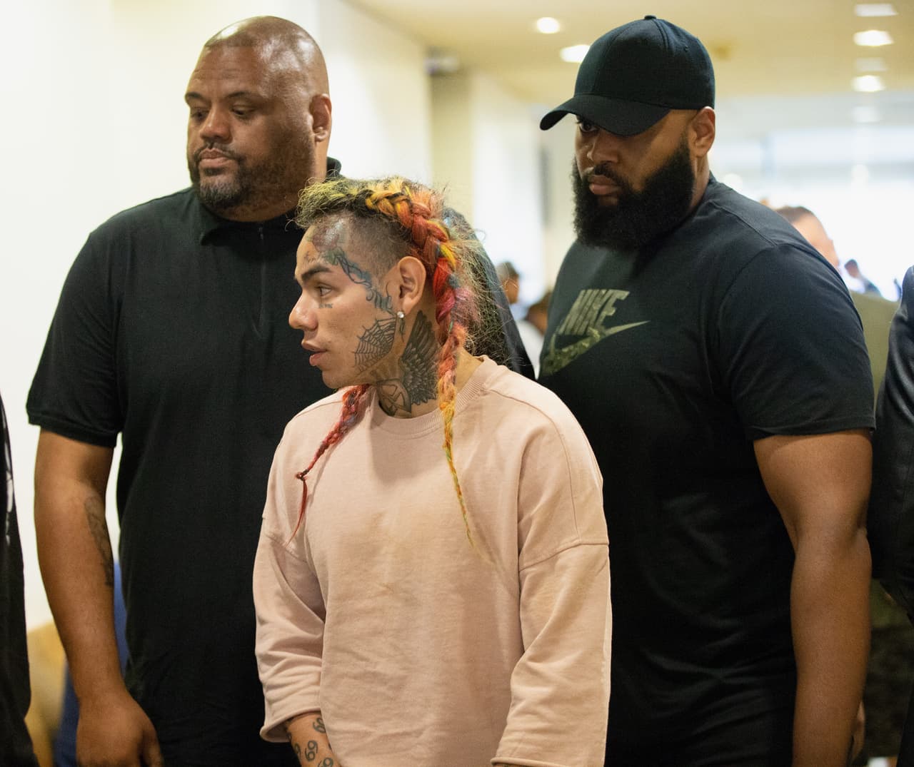 En febrero pasado, Tekashi 
<b><a href="https://www.univision.com/entretenimiento/tekashi-6ix9ine-se-declara-culpable-de-todos-los-cargos-pide-perdon-y-coopera-con-fiscalia-fotos">se declaró culpable</a></b> de los cargos que pesaban en su contra, de acuerdo con The New York Times.