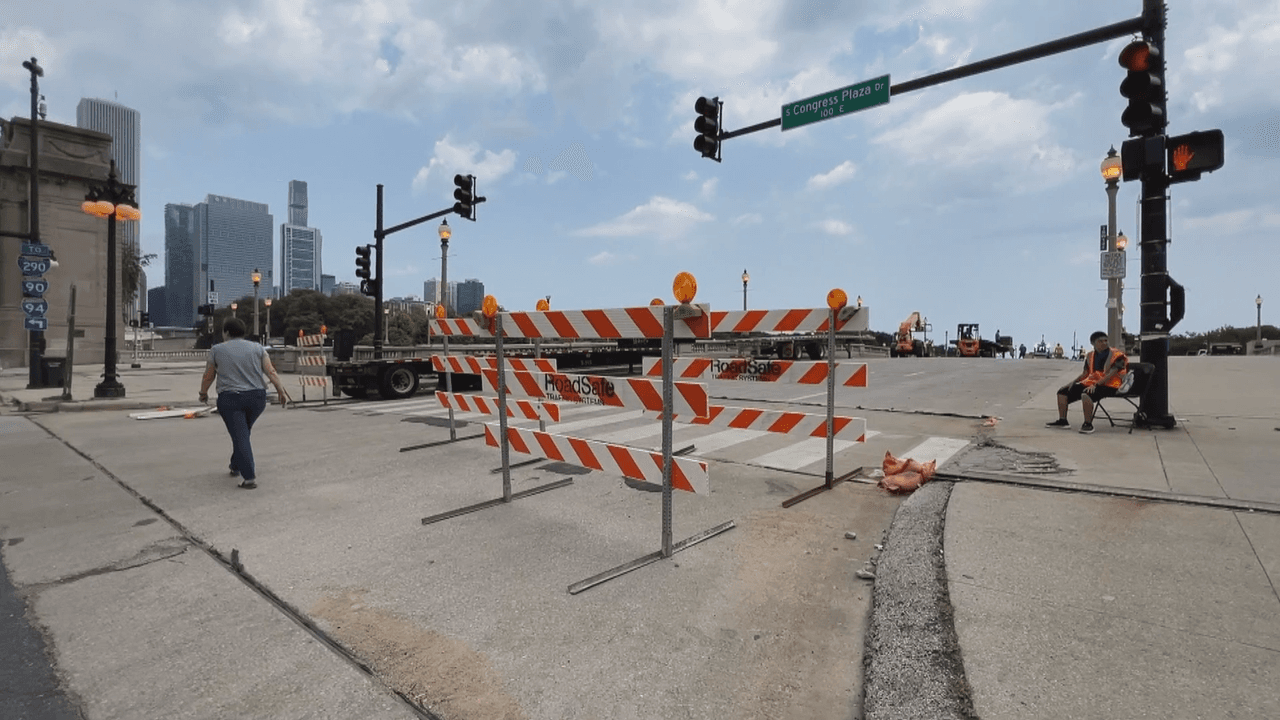 Peatones ya pueden atravesar las calles, aún los carros tienen bloqueado el acceso en el centro de Chicago.
