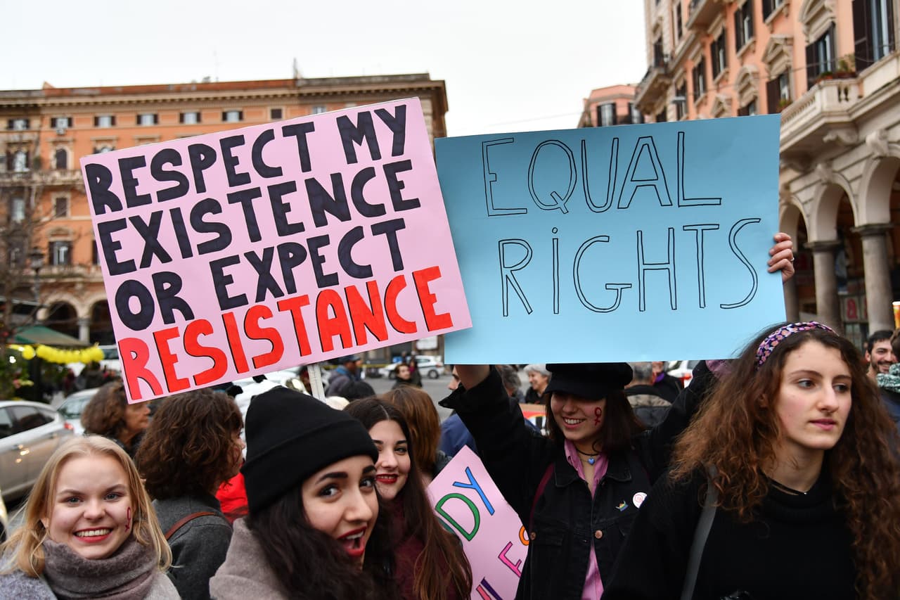 <b>Italia.</b> "Respeta mi existencia o espera resistencia" se lee en uno de los carteles de las manifestantes que participan en una marcha organizada por el movimiento 'Non Una Di Meno' (Ni una menos). Una de las diversas manifestaciones programadas por el Día Internacional de la Mujer en Roma y otras ciudades del país.