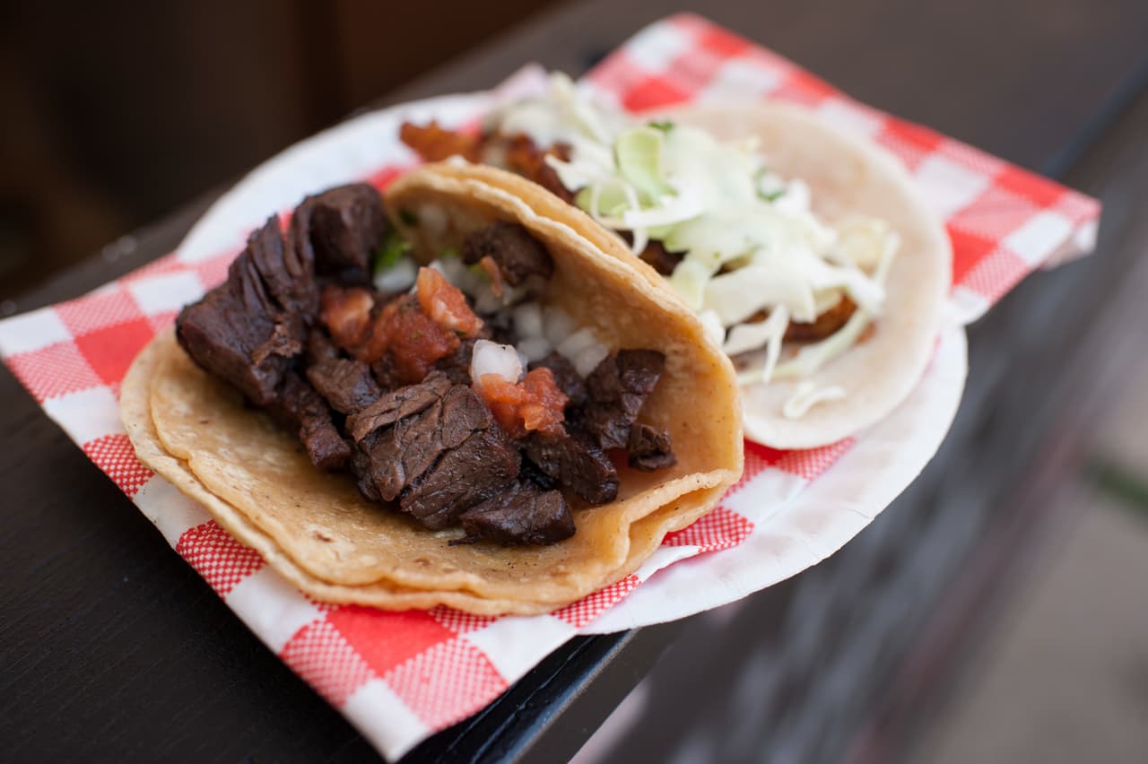 <b><a href="https://www.facebook.com/TheTasteOfChicago/" target="_blank">Taste of Chicago To-Go</a></b> regresará este verano con eventos alrededor de Chicago, incluyendo presentaciones de cocina, el programa de comidas comunitarias "Community Eats", y otros eventos que promueven la industria culinaria de la ciudad.