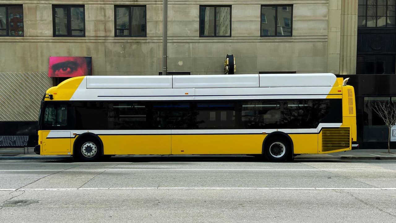 <h3 class="cms-H3-H3">Lo que falta por decidir</h3> 
<b>📆 Febrero y marzo de 2026: </b>DART realizará reuniones comunitarias para explicar los escenarios y recoger comentarios del público. 
<br>
<b>📆 18 de marzo de 2026:</b> Algunas ciudades aún podrían llegar a un acuerdo con DART y cancelar la elección antes de esa fecha. 
<br>
<b>📆 24 de marzo de 2026: </b>Audiencia pública de DART, aquí se discutirán los posibles cambios de servicio.
<br>
<b>📆 2 de mayo de 2026:</b> Los votantes de Plano, Irving, Farmers Branch, Highland Park y University Park deciden si sus ciudades siguen o se retiran del sistema. 
<br>
<b>📆 Después del 2 de mayo: </b>Si una ciudad vota por salir, el paso determinante es la certificación oficial del resultado. 
<br>Una vez certificada, DART afirma que
<b> el servicio tendría que suspenderse al día siguiente.</b>