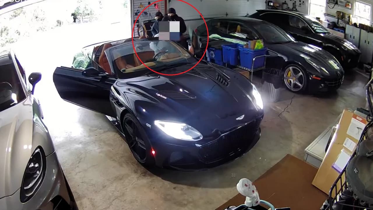 Sujetos enmascarados forcejean con hombre para robarle un auto de lujo en Connecticut