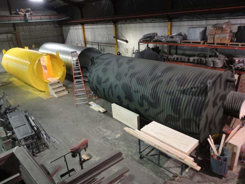 La fábrica, ubicada en Montebello, produce alrededor de 1,000 búnkeres al año.