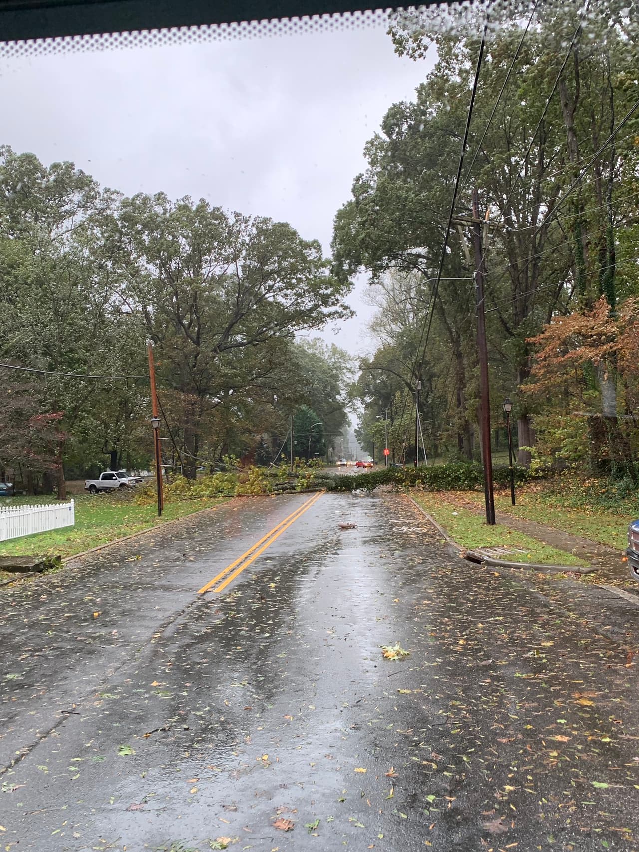 Las lluvias y fuertes ráfagas de viento se han intensificado el jueves en Carolina del Norte, impactando con mayor intensidad el oeste del estado.