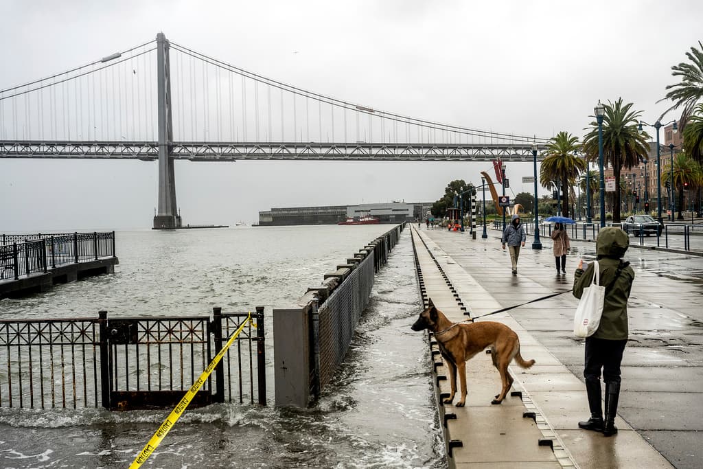En la bahía de San Francisco, la marea alta inundó la zona del embarcadero, llevando a las personas a tomar precauciones adicionales para evitar una caída o cualquier otro accidente.