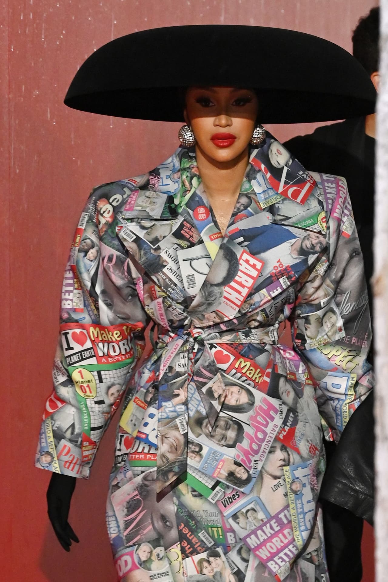 Horas antes, lució este 'outfit' de la casa Balenciaga durante la presentación de esa marca en los desfiles de la Semana de la Moda.
<br>