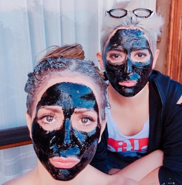 Andrea Legarreta y Maca Carriedo aprovecharon para consentirse un poco con un tratamiento facial.