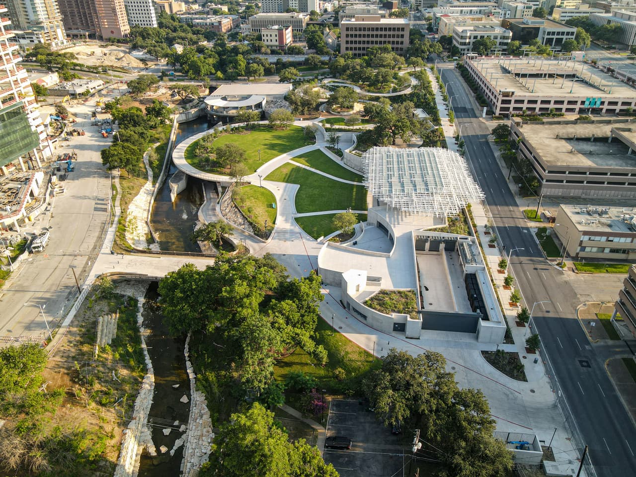 "Waterloo Park es una adición emocionante a los preciados destinos al aire libre de Austin, que subraya el amor de nuestra comunidad por la naturaleza, la música y las artes", dijo la alcaldesa provisional Natasha Harper-Madison.
<br>