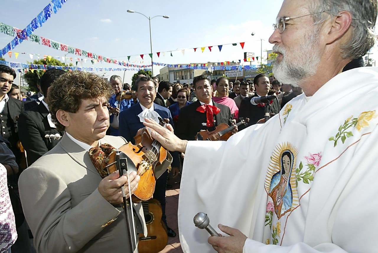 La comunidad latina desde entonces también se ha apropiado de la gran fiesta para Santa Cecilia y cada 22 de noviembre es frecuente ver a una gran cantidad de músicos, sobre todo mariachis, desfilando por calles de ciudades como Los Ángeles.