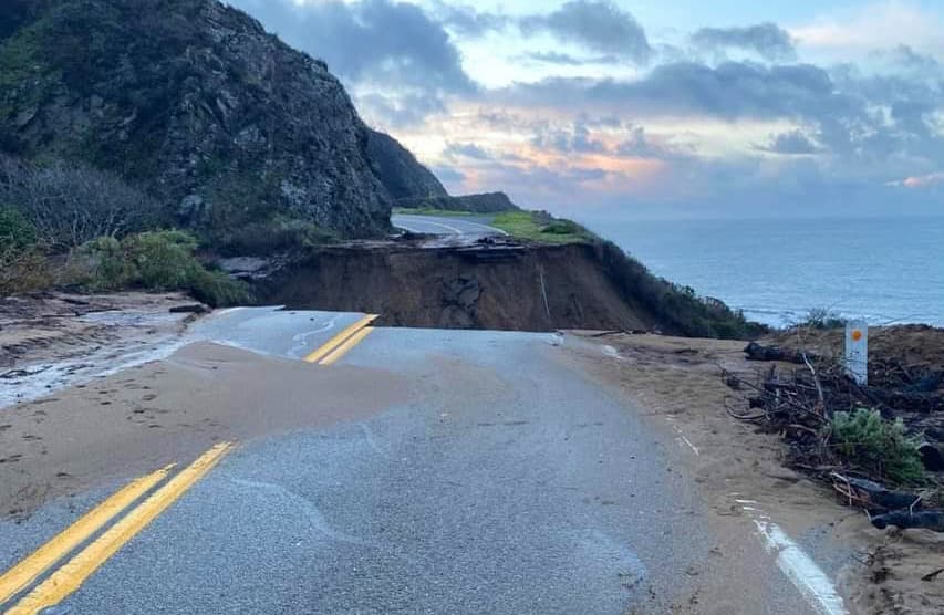 Un pedazo de la autopista 1 cae al Pacífico luego de la torrencial tormenta que sacudió a California