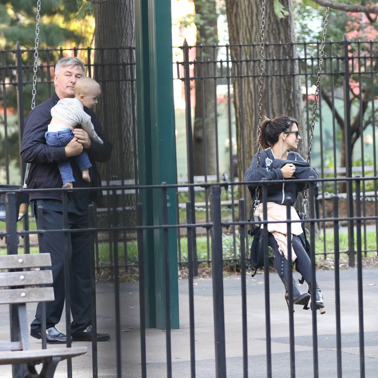 Llegaron al parque e Hilaria acompañó a Carmen en los columpios.