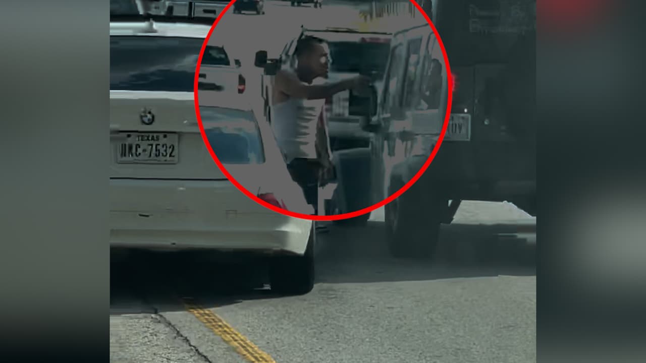 Conductor detiene el tráfico en la I-10 y le apunta a una mujer con un arma