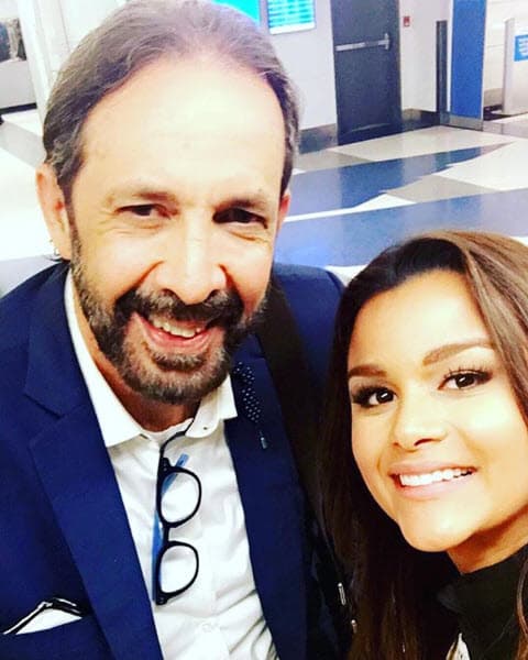 En esta fotografía aparece con uno de sus artistas favoritos, Juan Luis Guerra: "Y que me encuentro con uno de los artistas que más admiro", reveló en Instagram.