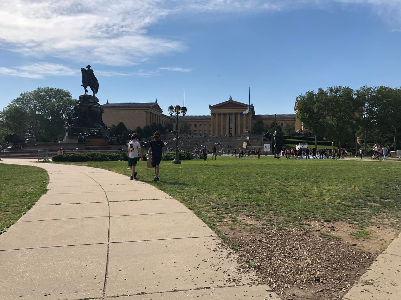 Algunos de los manifestantes regresaron al área del museo de arte mientras otros permanecían en el Ayuntamiento.
<br>