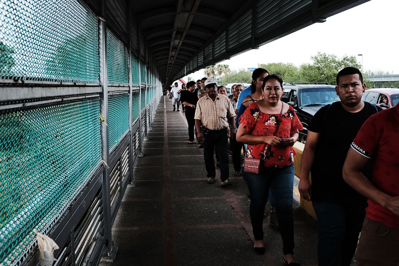 No es la primera vez que lo dice, pero sí la primera que le pone fecha concreta. "Si México no detiene inmediatamente a todos los inmigrantes indocumentados que quieren entrar a Estados Unidos a través de la frontera sur, cerraré la frontera o largos tramos de la frontera la próxima semana", dijo el presidente Donald Trump en una serie de tres tuits. La amenaza fue recibida entre escepticismo y temor en las calles de McAllen, donde los texanos conviven con los mexicanos que cada día cruzan de su país para estudiar, trabajar o comprar.