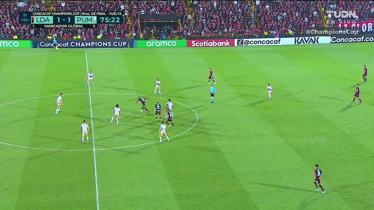 ¡CERCA! Jorge Ruvalcaba disparó que se estrella en el poste.