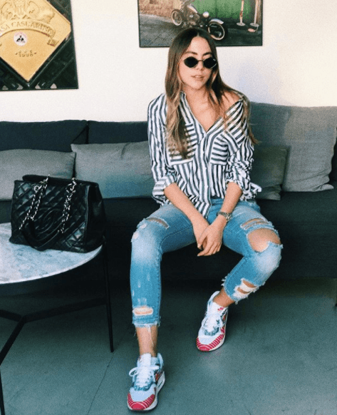 En la mencionada publicación, Claudia se definió como una persona "hiperactiva, feliz, apasionada por la vida y por la moda. Soy una persona con muchas ganas de crear y aprender".