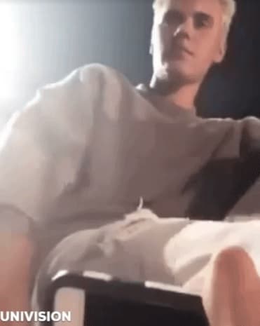 <b>Justin Bieber</b> abandonó el escenario molesto luego de que se acercara al público para cantar una canción y una fan le corrigió la letra.