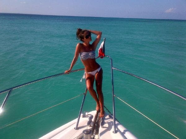 ¿Te gusta cómo luce con ese bikini?