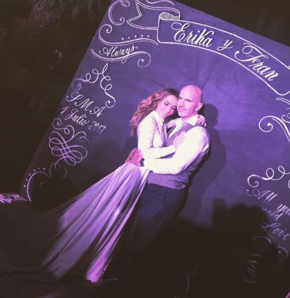 El día de su boda, Erika Zaba soprendió a su mamá al usar el vestido con el que ella se casó: "Con este vestido quise terminar este día. Con el vestido de novia de mi mamá que estuvo guardado por más 42 años. Su vestido estaba intacto, es más no le quise hacer ningún ajuste para usarlo. Fue mágico tráelo puesto, después de ver fotos en un álbum de los 70 sin saber que yo lo usaría".