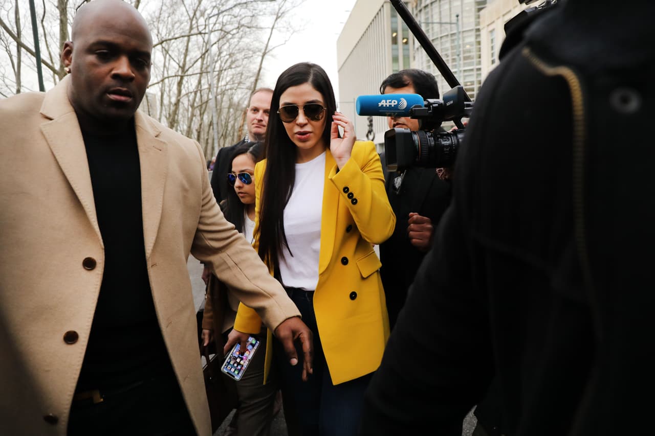 <b>El Chapo en Nueva York</b>
<br>
<br>Pocos juicios han generado el nivel de atención mediática y la curiosidad del público como el de El Chapo. Tras años de ser buscado por las autoridades en México y Estados Unidos --y dos famosas fugas de prisión–– el caso de El Chapo por fin tuvo su desenlace en un tribunal en la Gran Manzana. Varios testimonios de cómplices y capos mostraron el profundo nivel de corrupción que existe en las instituciones mexicanas, que a su vez sirvió como evidencia para poner al narcotraficante más infame bajo las rejas, esta vez para siempre.