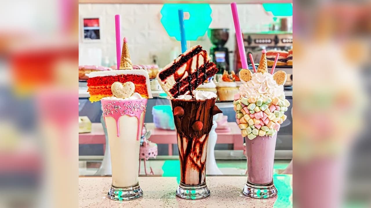 Uno de los postres favoritos en 
<a href="https://www.facebook.com/Unicornhouston/" target="_blank">Unicorn Magical Dessert Bar Houston</a> es el batido de unicornio, que viene cubierto con un cono, una galleta y un pedazo de pastel.