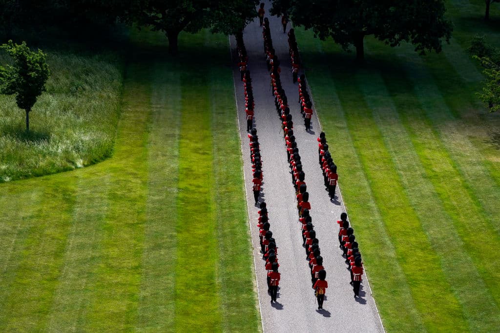 Ante ella marcharon soldados guardando la sana distancia, así como también algunos que iban montados y artillería real a caballo de la tropa del rey, agregó la revista.
<br>