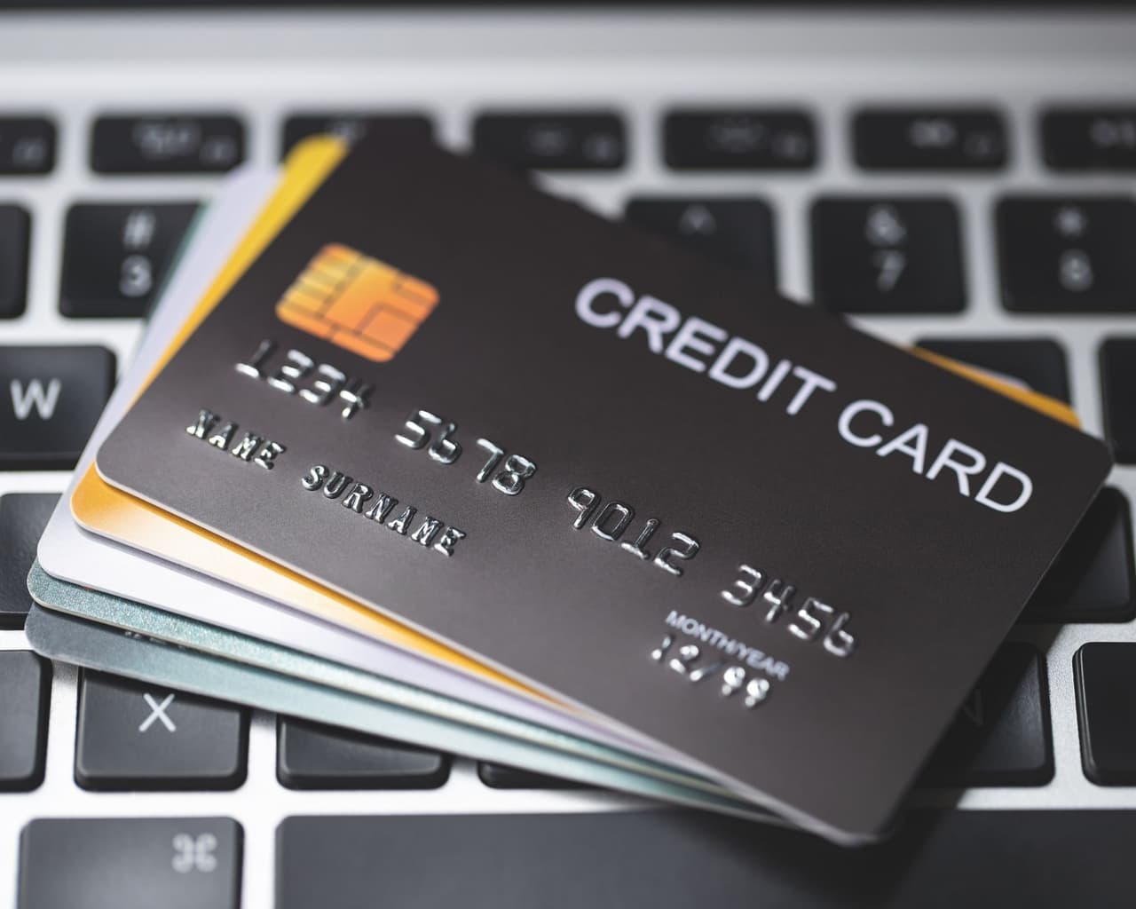 Las tarjetas de débito hacen que sea fácil acceder a tu dinero. Los criminales tratan de robar información de la tarjeta de débito usando un método llamado “skimming”, que usa un dispositivo (el "skimmer") para registrar los datos de la tarjeta en un cajero automático.
<br>