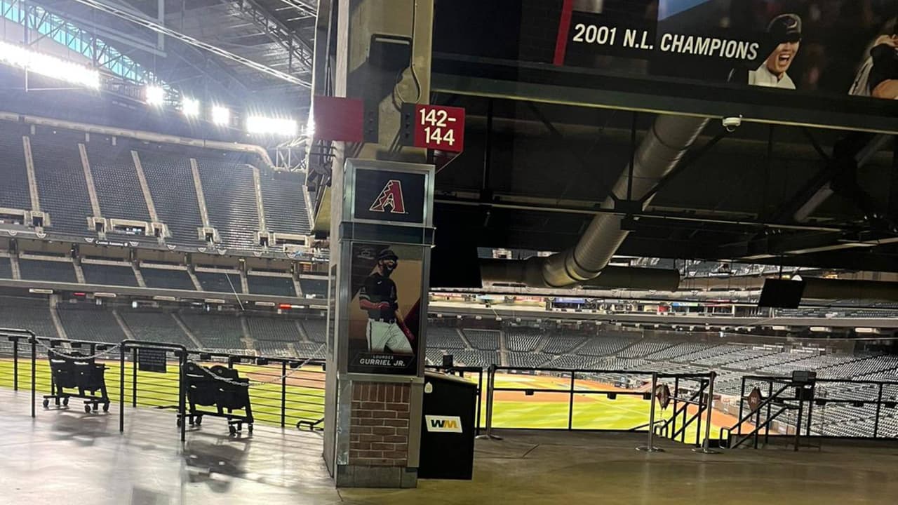 Durante la ceremonia inicial estarán presentes dos miembros de los D-backs que consiguieron el Campeonato de la Serie Mundial de 2001: Luis González y el miembro del Salón de la Fama Randy Johnson, que realizarán el lanzamiento inicial del juego.