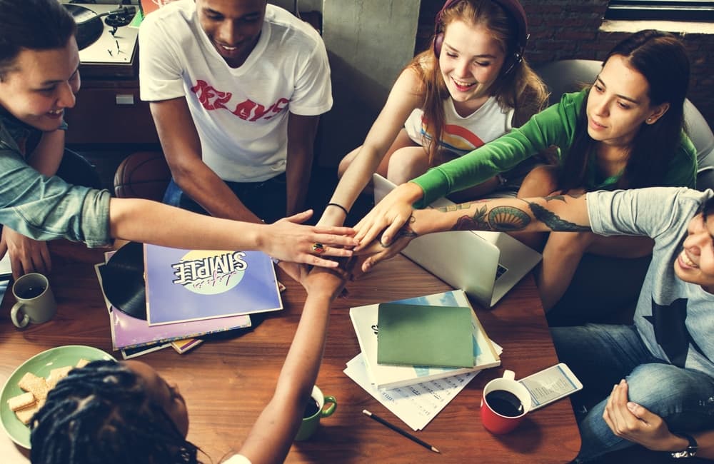 No dejes que el orgullo destruya una relación y traza una diferencia entre los amigos leales, que son los que reconocen tus méritos y te elogian, y los oportunistas que te adulan.
