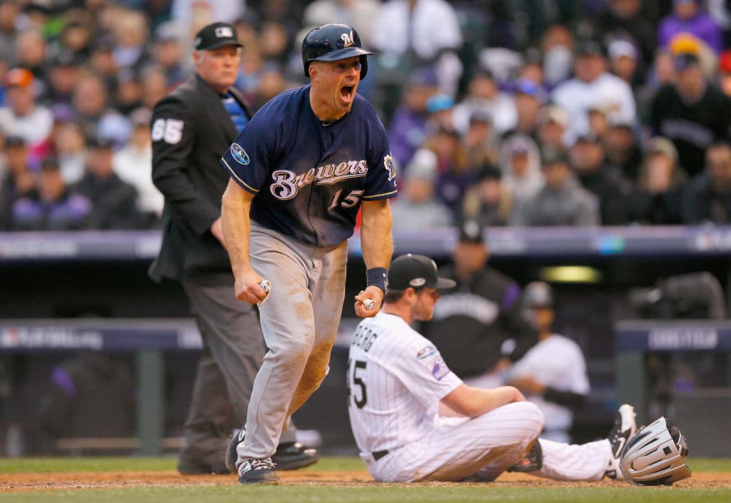 Y en ese mismo sexto inning Kratz timbró la cuarta anotación de Milwaukee gracias a un wild pitch de Oberg en un inning aciago para el relevista de Colorado, con dos carreras costosísimas.