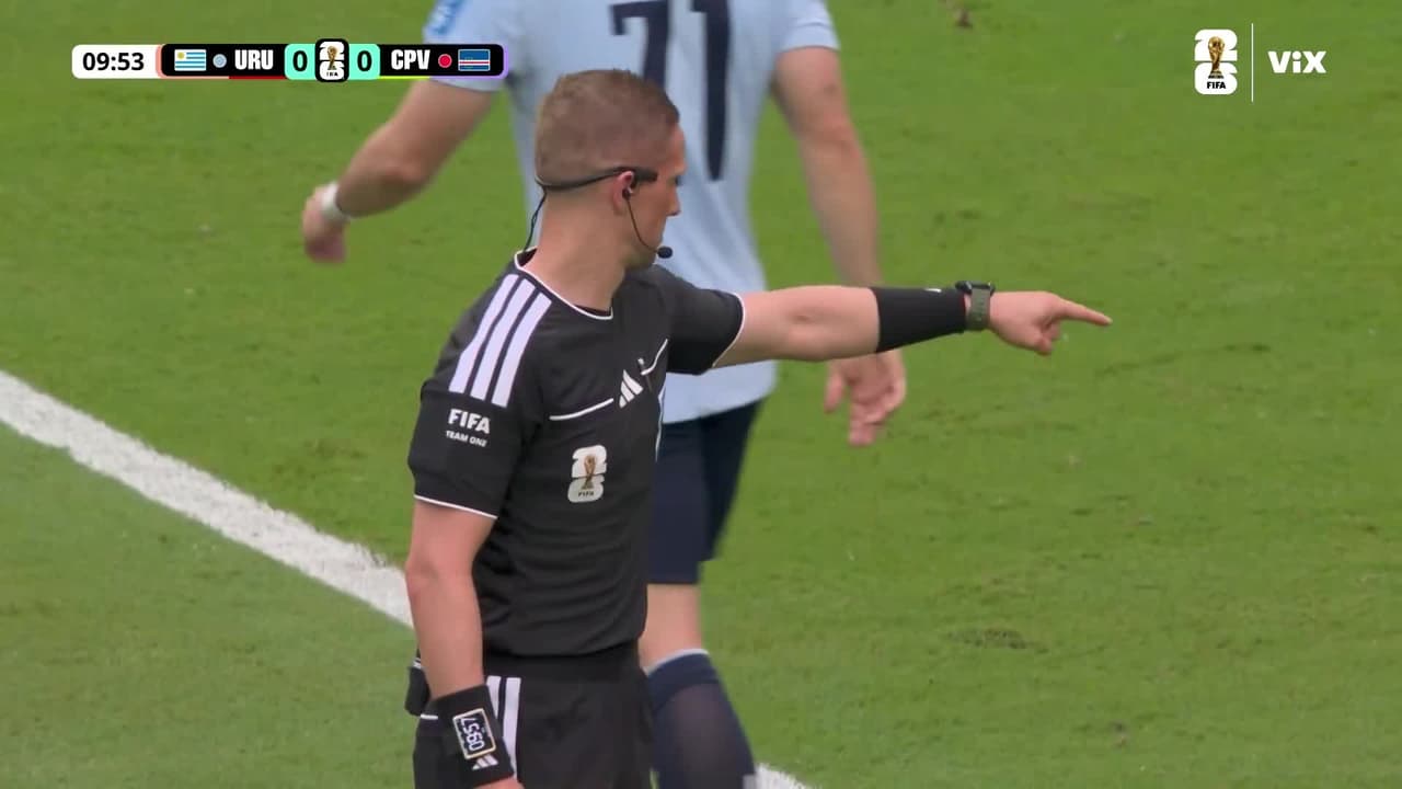 ¡Casi era penal para Uruguay! Había mano pero se marca antes posición adelantada