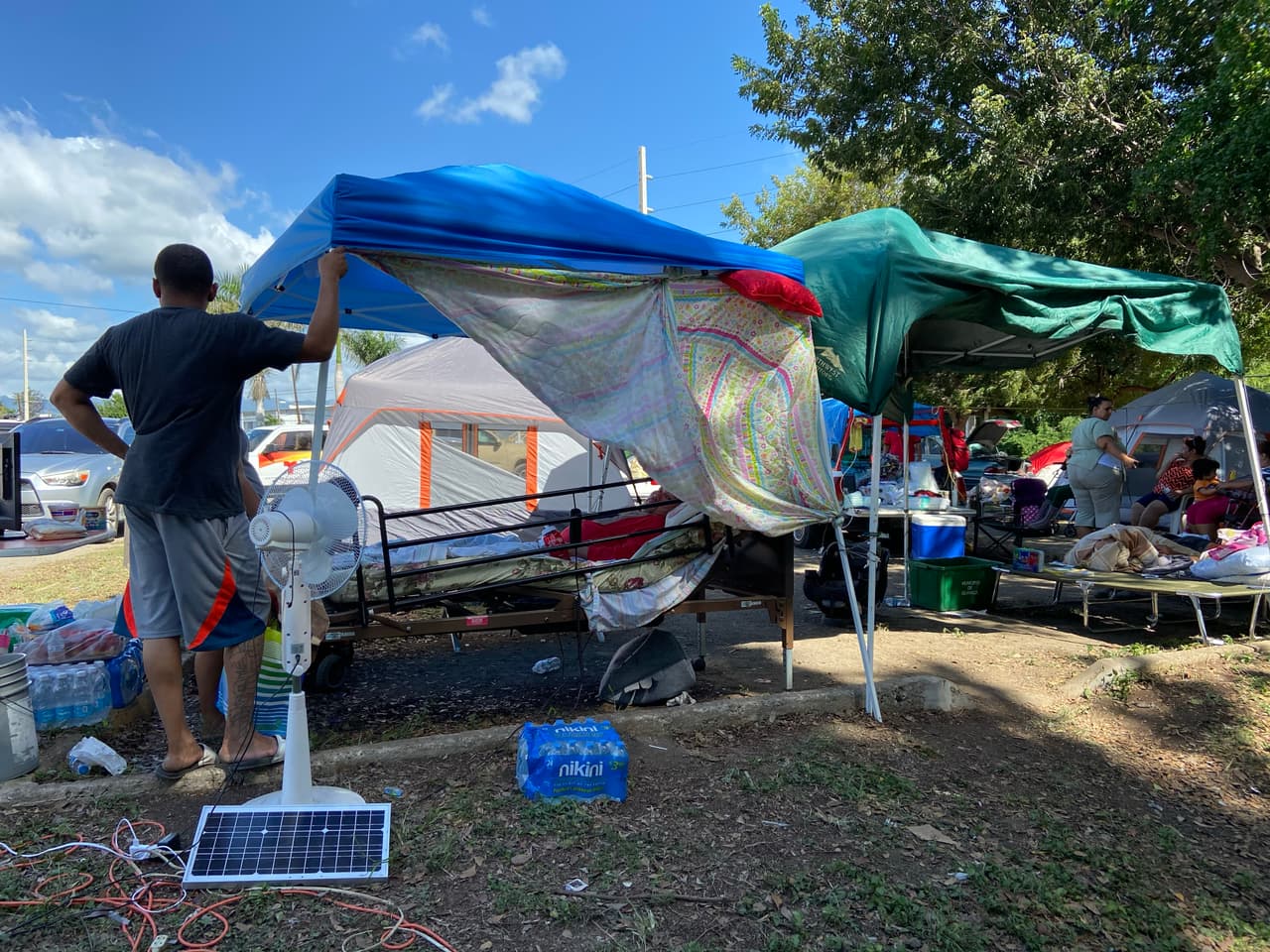 Refugiados en las afueras del Coliseo Mariano “Tito” Rodríguez en Guánica